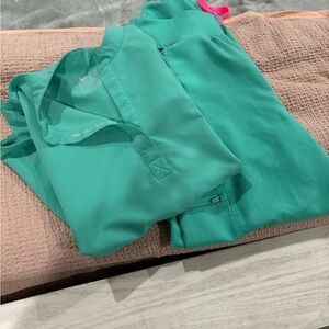 Surgical green Fig set-small Rafaela, medium Zamora joggers